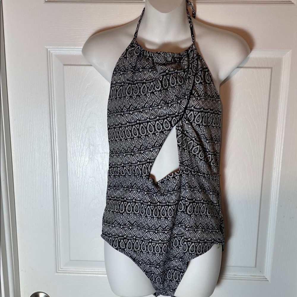 Old Navy Black and White One Piece Swimsuit with Geometric Print Size Large